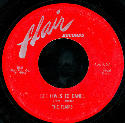 The Flairs : She Loves To Dance / My Darling, My Sweet (7")